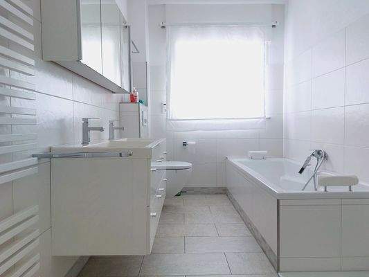 Tageslichtbad mit Badewanne