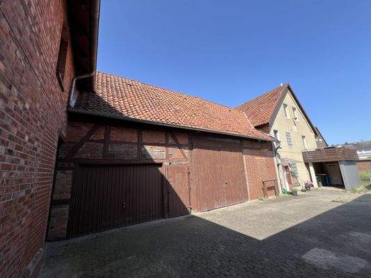 Garage, Scheune und Haus 2