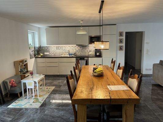 Wohn-/Esszimmer mit offenem Küchenbereich