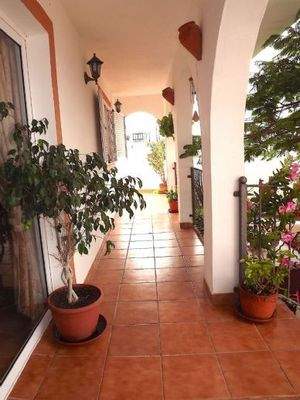 ÜBERDACHTE TERRASSE