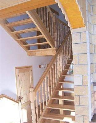 Treppenflur mit Garagen- und Toilettenzugang