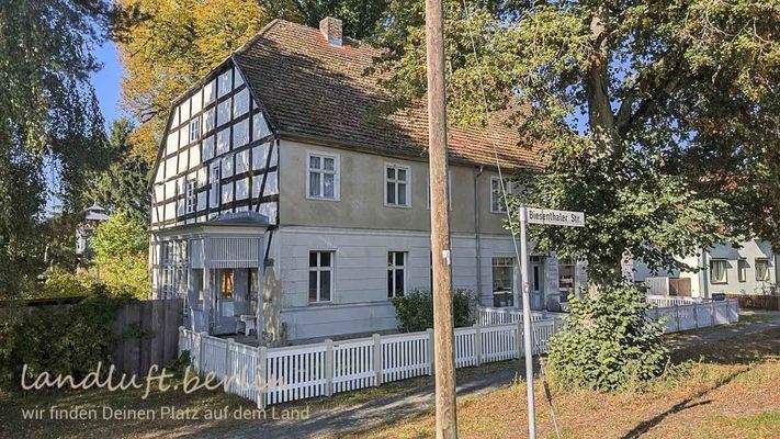 Südgiebel und Osttraufe  des Lehnschulzenhauses mit Vorgarten.jpg