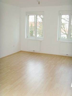 großes Schlafzimmer (leer)