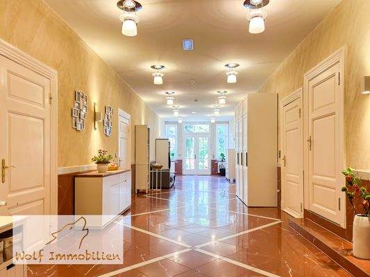 Zentraler großer Flur