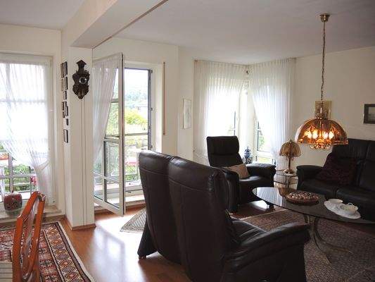 Wohnzimmer mit direktem Balkonzugang