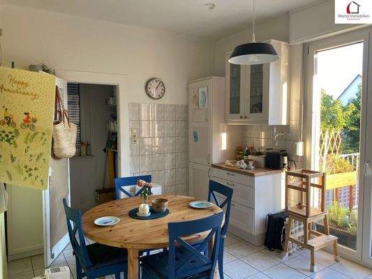 Küche mit Esstisch