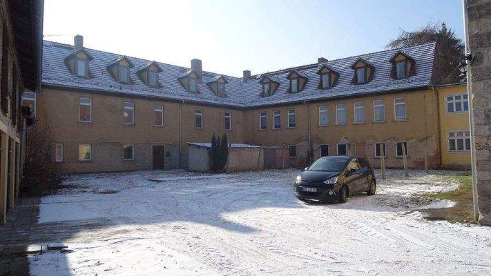 Schule-Ansicht hinten mit Hof.JPG