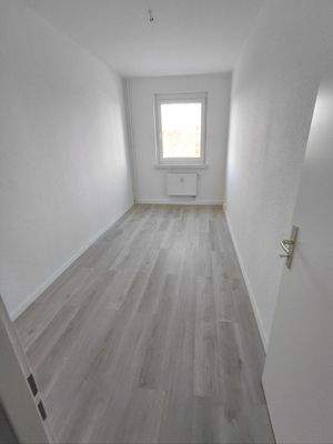 Schmales Zimmer mit Fenster