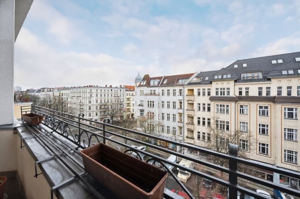 Balkon mit Blick in die Windscheidstraße