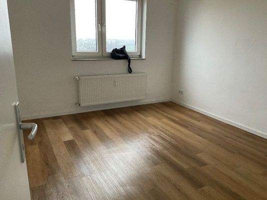 Zimmer mit Fenster und Heizkörper