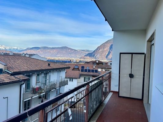 Dreizimmerwohnung-in-Leifers-zu-verkaufen-Leifers-Zentrum-Wohnung-mit-Balkon-mit-Garage-appartamento-trilocale-a-Laives-in-vendita-a-Laives-centro-con-balcone-e-garage