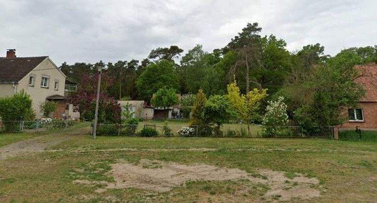 Blick von der Straße auf das Grundstück.jpg