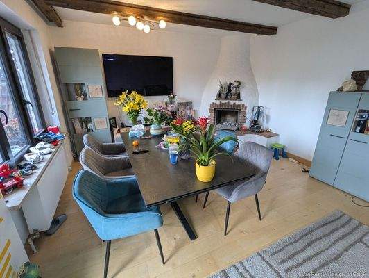 Wohnzimmer mit offenem Kamin