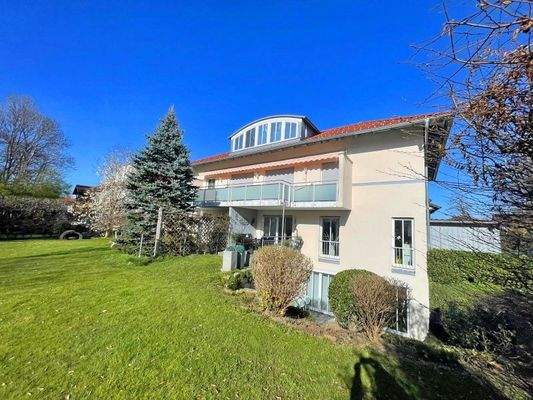 Blick zum Haus vom Garten