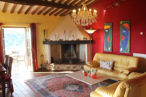 Wohnzimmer mit Kamin