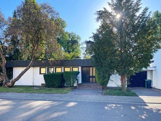 Eine Garage mit integriertem Geräteraum ergänzt das attraktive Gesamtbild des Hauses