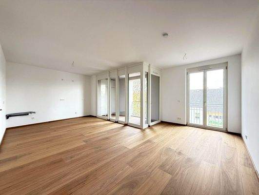 Wohnzimmer mit offenem Küchenbereich + Loggia