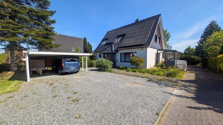Straßenansicht mit Doppelcarport