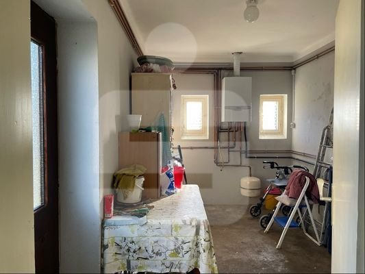 Hauswirtschaftsraum mit Seiteneingangstür