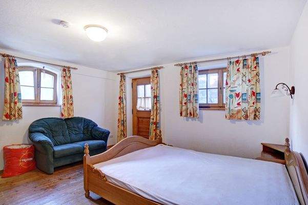 Wohn- und Schlafzimmer UG