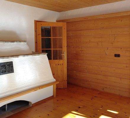 Ofen u. Tür zum Flur