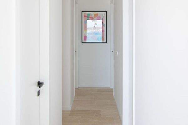 Lichtdurchfluteter, weitläufiger Flur