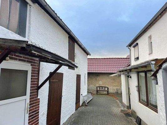 Hoffläche zwischen Wohnhaus und Nebengebäude