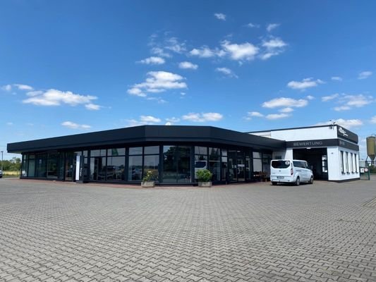 Dazugehöriges Autohaus .jpeg