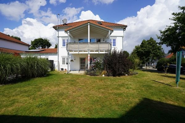 Ansicht vom Garten auf den Balkon