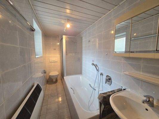 Bad mit Wanne, Dusche u. WC EG