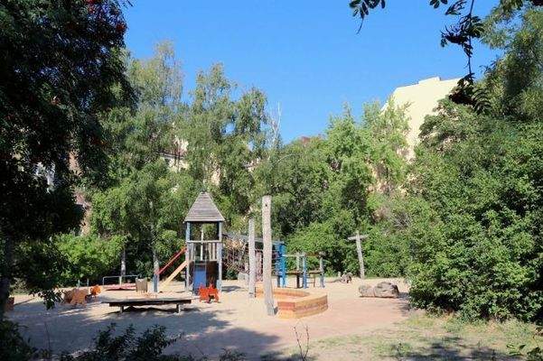 Spielplatz auf gegenüberliegender Straßenseite