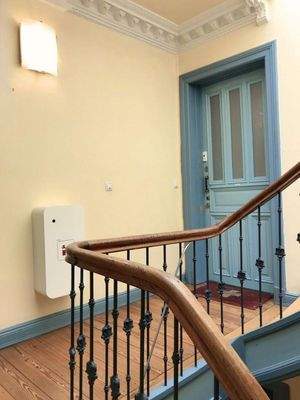 Treppenhaus und Eingangstür