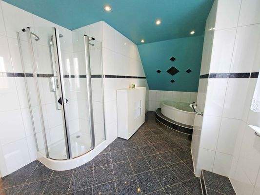 OG Bad mit Dusche und Badewanne