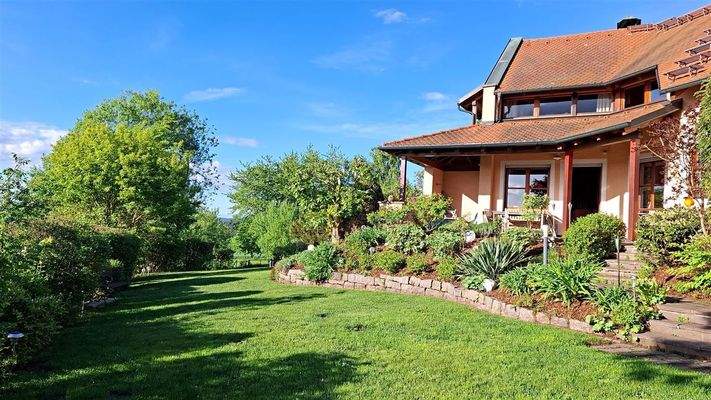 Außenansicht mit Garten