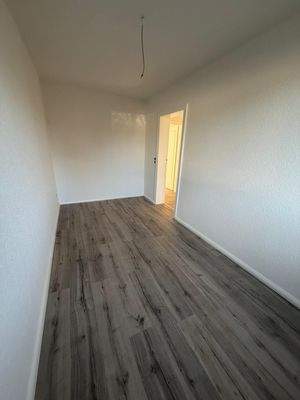 Leerer Raum mit Holzboden