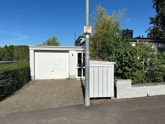 1,5 Tageslichtgarage, Außenstellplatz und Müllcontainer 