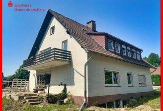 Giebelansicht mit Terrasse und Balkon