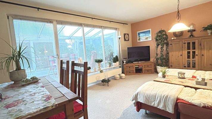 Wohnbereich mit Zugang zum Wintergarten