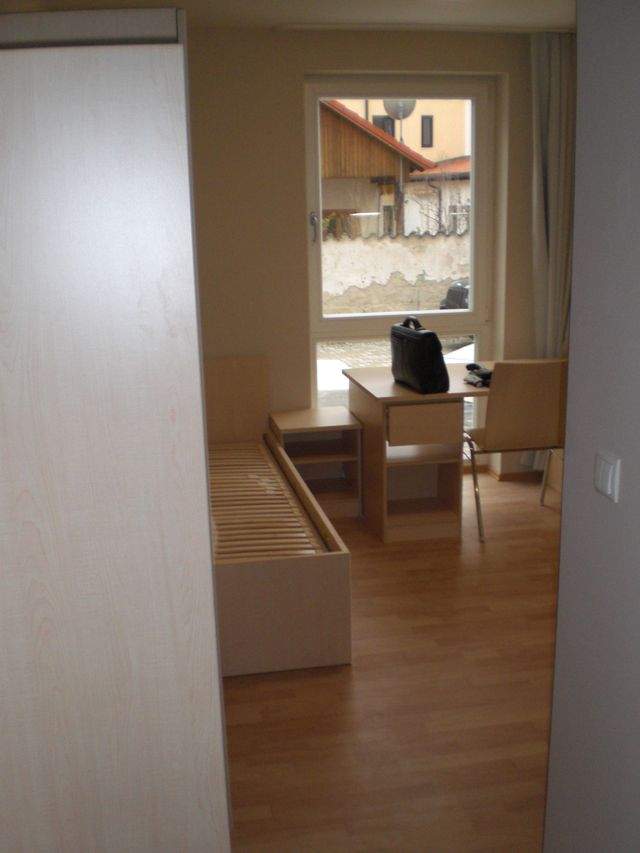 Studentenwohnanlage sucht einen neuen Mieter! Möbliertes Studenten 1-Zimmer-Dachgeschoss-Appartment in der Universit... - Foto 1