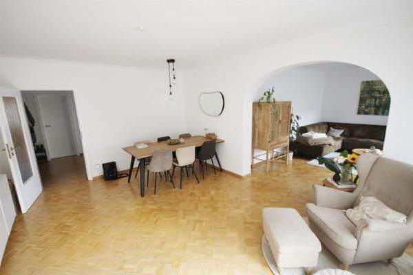 Wohn-/Esszimmer mit Zugang zur Loggia