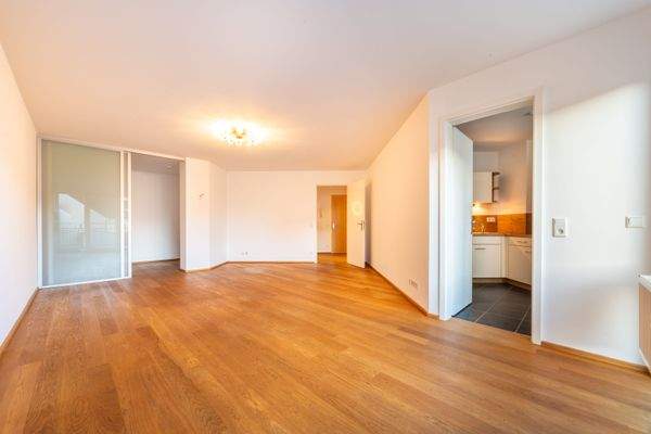 Wohnbereich mit Küche rechts