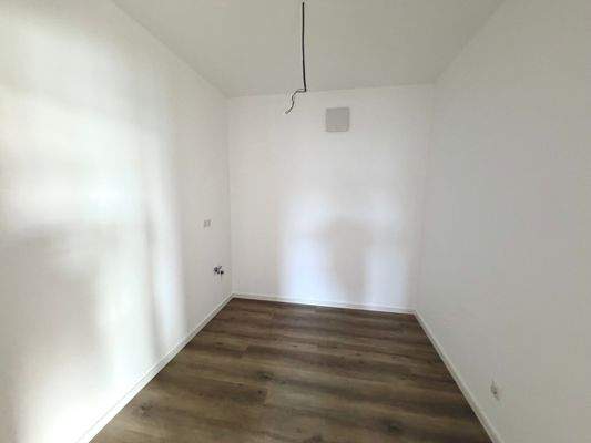 Leeres Zimmer mit Parkettboden