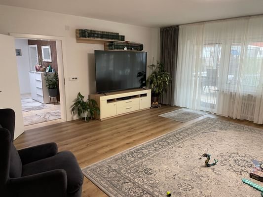 Wohnzimmer mit Ausgang zur Terrasse + Garten 
