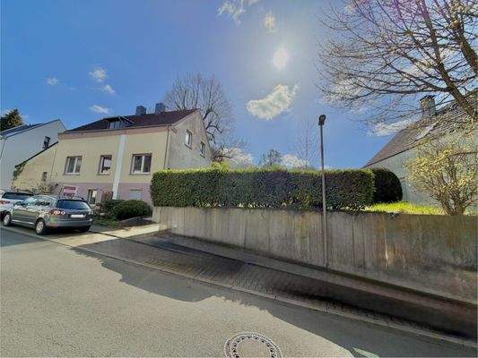 Straßenansicht des breiten Grundstücks