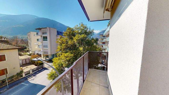Meran-Merano-Dreizimmerwohnung-trilocale-Balkon-balcone-Keller-cantina-zentral-saniert-ristrutturato-Bonus 110-Böden-pavimenti-Fenster-finestre