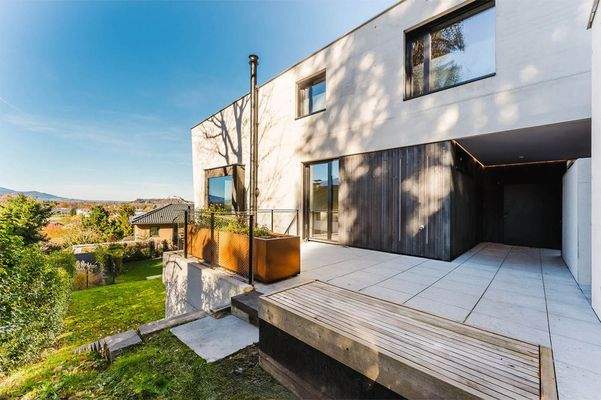 Die Terrasse führt in den Privatgarten