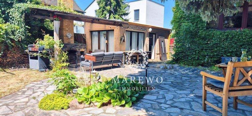 Gartenhaus mit überdachter Sitzecke