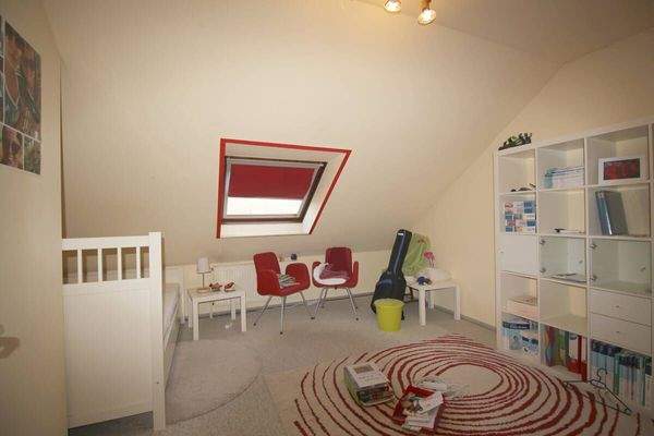 2. Kinderzimmer o. Hobbyraum vorn DG