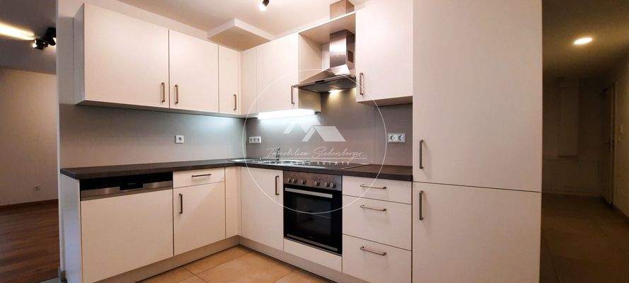 Küche mit klassischer Einbauküche zur Nutzungsüberlassung