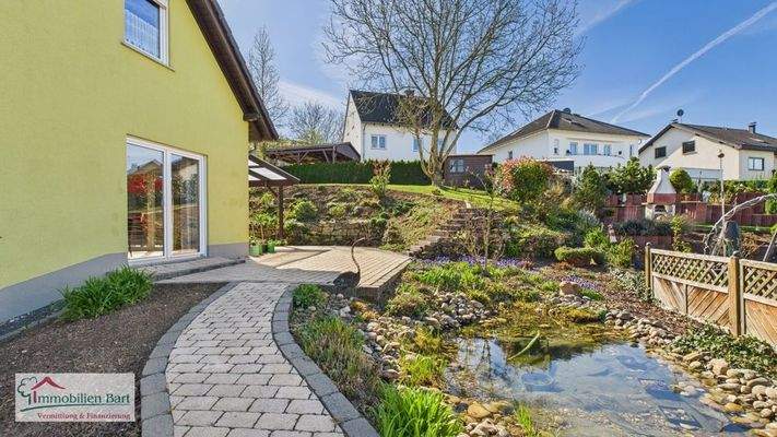 Terrasse mit Gartenteich